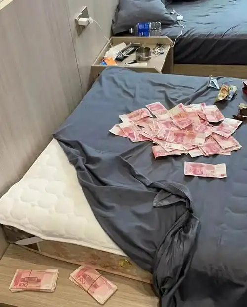 派出所接群众杜先生报称:其停放在路边的汽车车后箱内现金55000元被盗