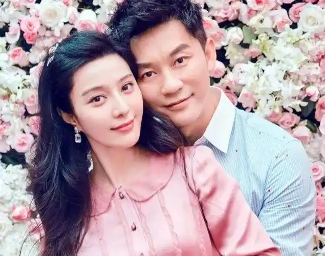 与李晨复合了范冰冰无名指戴钻戒现身手捧粉色玫瑰花神采飞扬