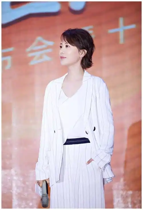 海清终于新造型短发搭卫衣牛仔短裤穿得太高级41岁美得太出众