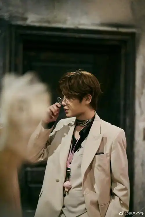 黄明昊西服金丝眼镜造型