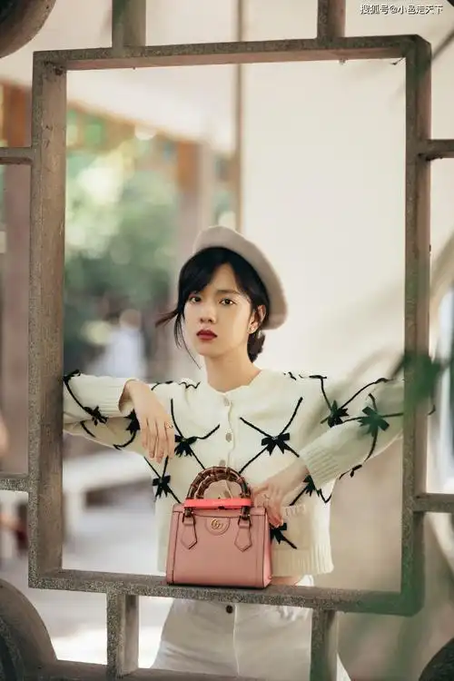 庄达菲白色毛衣休闲写真