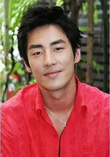 韩国男星金圣洙49岁,身高186,在《浪漫满屋》里和宋慧乔合 - 抖音