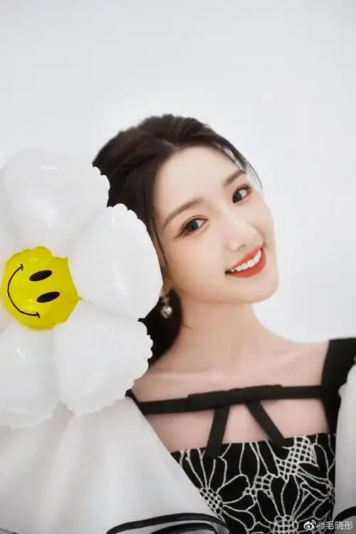 毛晓彤520写真照,穿粉丝背心牛仔裤甜辣十足,笑容灿烂元气满满|微微