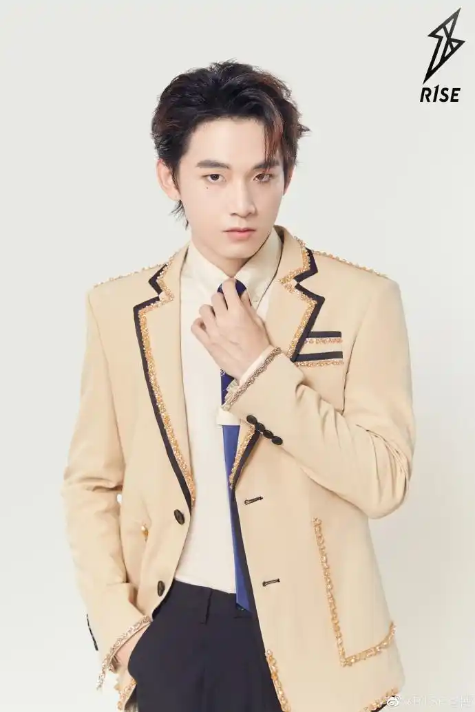 组图:r1se成团一周年制服升级 11位鲜衣少年写真曝光