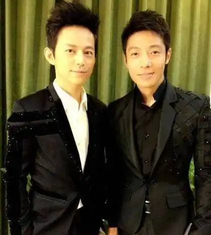 何炅问撒贝宁:为何董卿是一姐,你还是小撒?