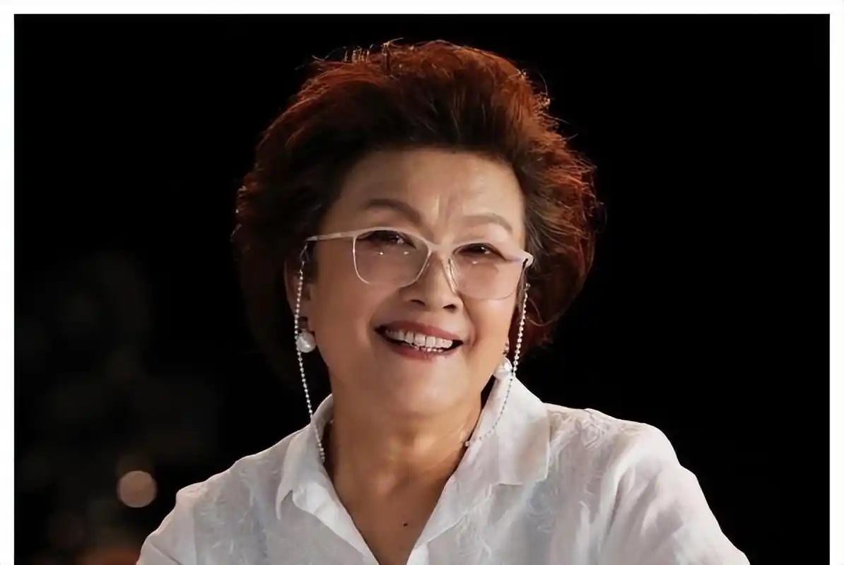 回顾宋春丽为事业放弃生育61岁终于当上母亲弥补了遗憾