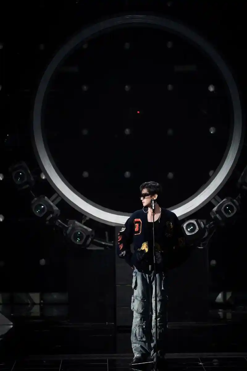 小白新歌发布!《登月》#白敬亭登月首唱 - 抖音