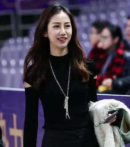 孙悦娇妻陈露cba场边观战美照合集肌肤胜雪身材婀娜成全场焦点