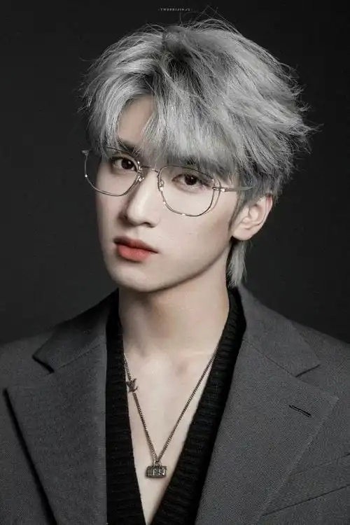 严浩翔热血高校造型##严浩翔油彩造型侧颜