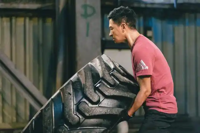 哪怕是四五十岁的张家辉为了能塑造好角色,高强度的健身锻炼也是硬抗