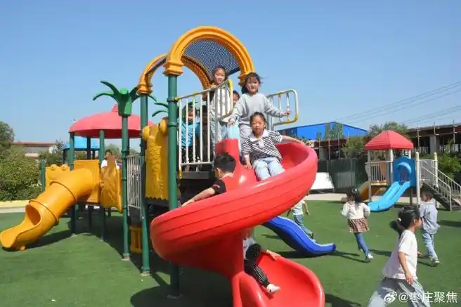 【村娃有了 大型户外玩具】#关心关爱儿童#近日,在市教育局下派村第一