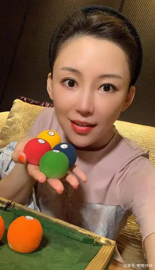 九球天后潘晓婷晒可爱自拍!与网友互动表演"生吃台球"!