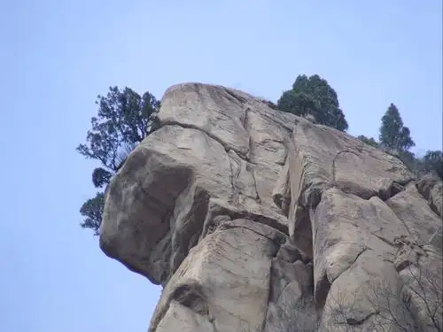 山上的大石头