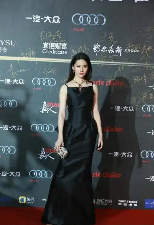 刘亦菲 活动#第一次觉得适配还是这一次:一袭黑色贴身礼服褪去巧