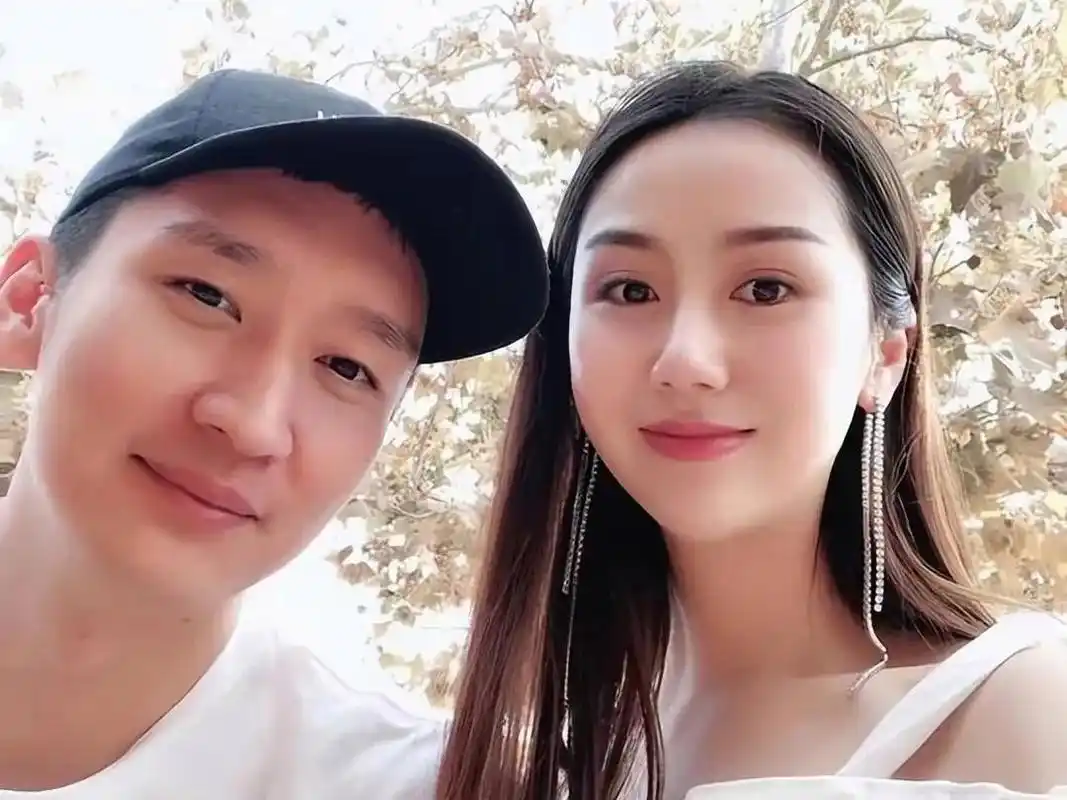 汪峰和小苹果成葛荟婕直播间热门话题,实锤新女友也疑似她传出!