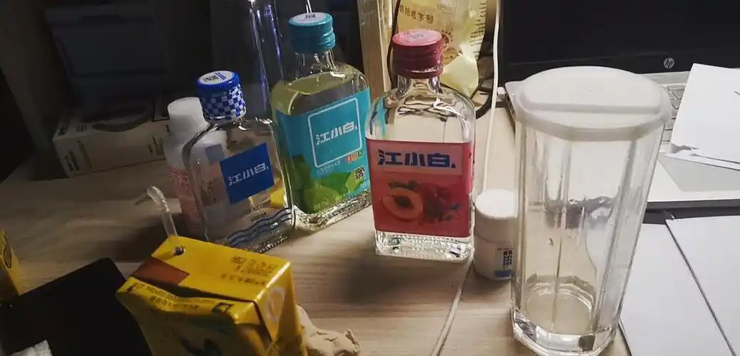一个人在寝室喝酒,最开始只喝江小白,现在多了几瓶二锅头