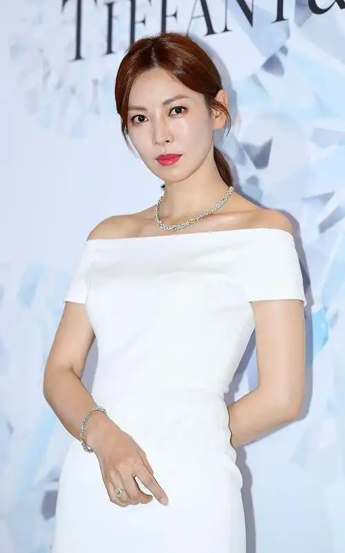 金素妍符合韩式审美40岁肌肤水嫩光滑穿一字肩身材真好