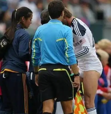 其实,在球场上脱球衣并不一定就要得黄牌,但前提是一定要得到裁判的