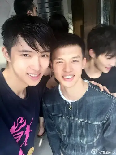 这两人年龄相差11岁吧,然而左溢不叫尹昉老师,叫昉昉,哈哈哈哈哈