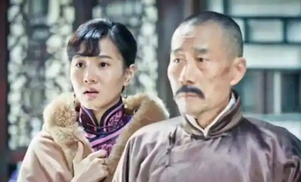 张作霖盯着戴宪玉,知道他动了心思,故意咳嗽一声警告他_田小凤_夫人