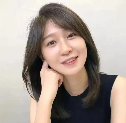 适合50~55岁女人的流行发型,端庄优雅时髦,减龄洋气又显气质_网易订阅