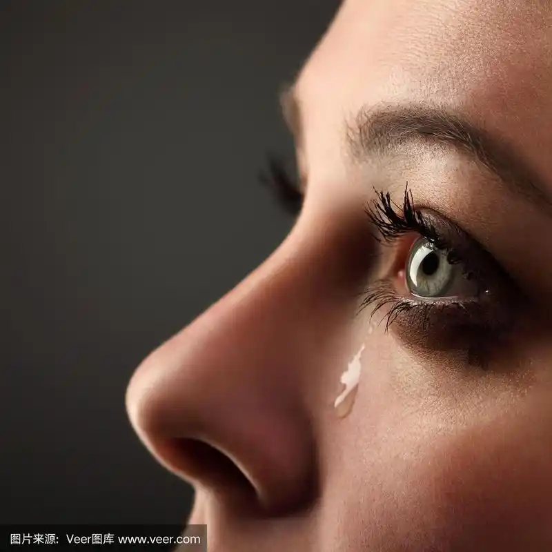 泪珠从女人的眼中滑落