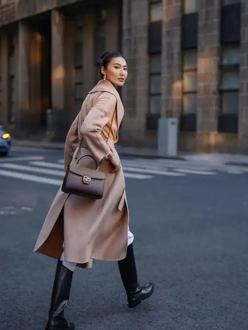 王诗晴以优雅步调穿梭城市