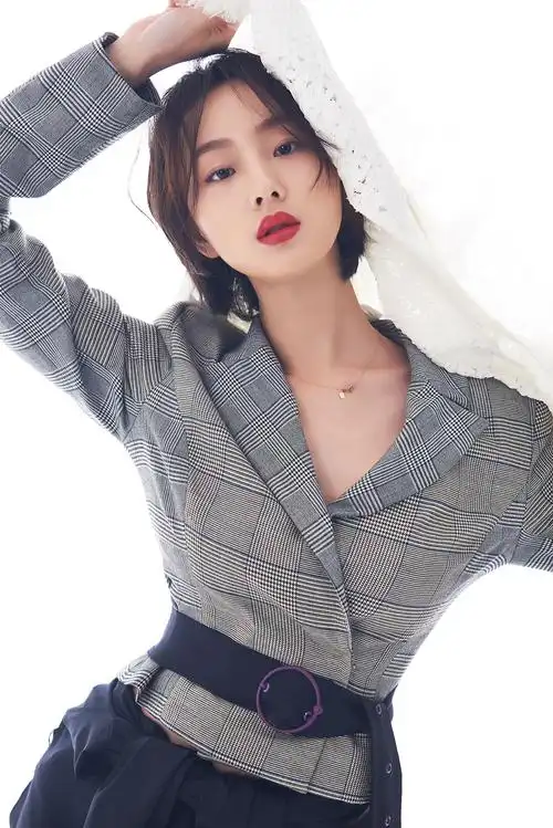 邓郁立最新时尚大片曝光 灵动肆意韶华正当时