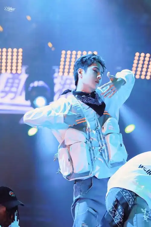 201003这就是街舞3总决赛uniq王一博crlogo