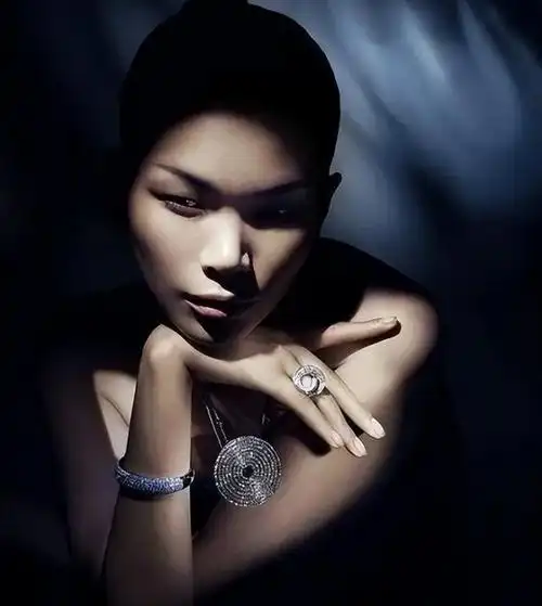 "顶级丑模"吕燕:当红时嫁外国人,生混血儿子,43岁的她怎样了