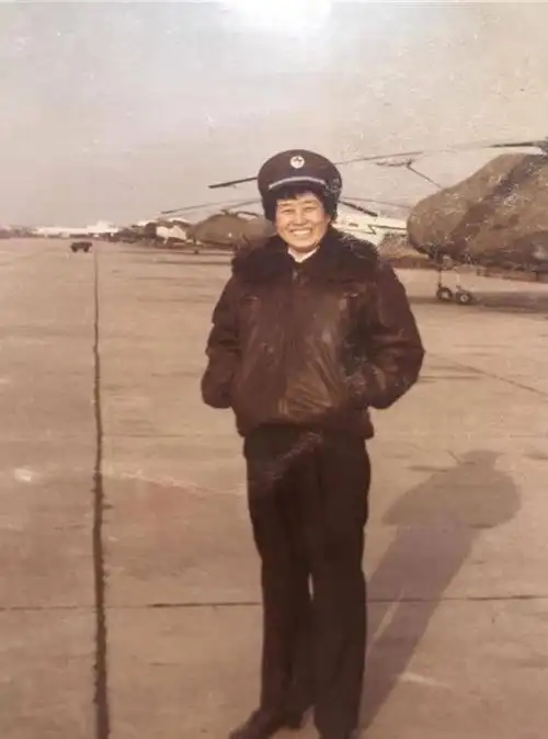 回顾女飞行员执行绝密任务前拍遗照60年后一个黄色包裹揭开秘密