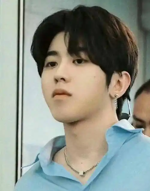 蔡徐坤变成素人以后彻底放飞自我了?身材也不管理了