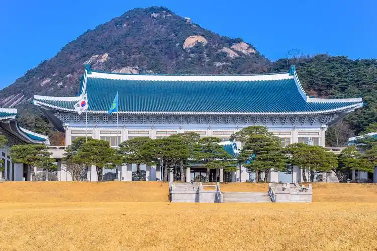 韩国青瓦台始建于高丽肃宗年间,原为高丽王朝离宫.