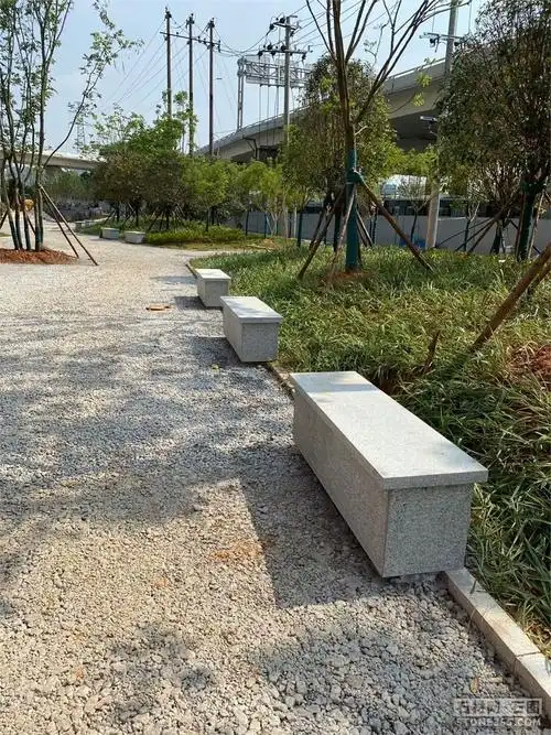 芝麻白方形石材公园长坐凳图片