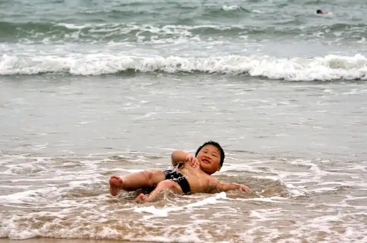 海边抓拍几张儿童戏水 觉得不够锐 请指正-中关村在线摄影论坛