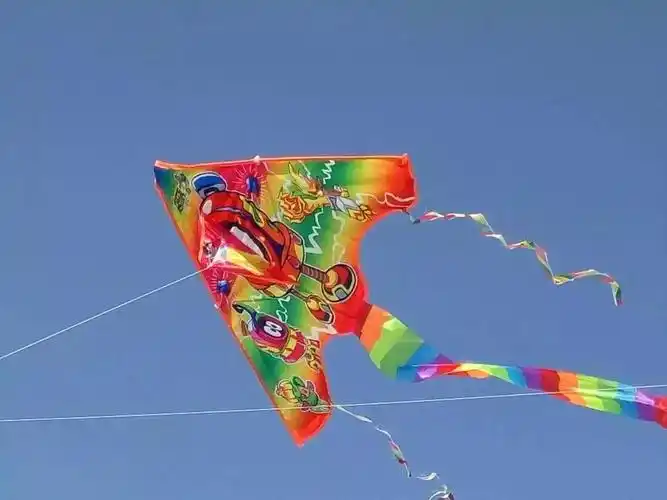 红寺堡人工湖上空飘起了七彩风筝真的好美