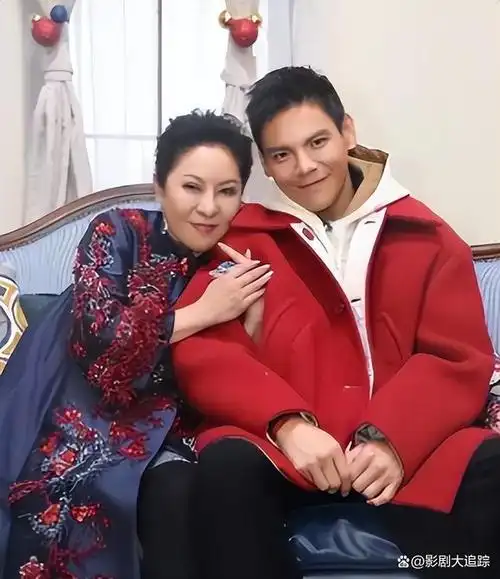 38岁向佐近况曝光!空降小杨哥直播间逗乐,暴瘦40斤粉丝不敢认