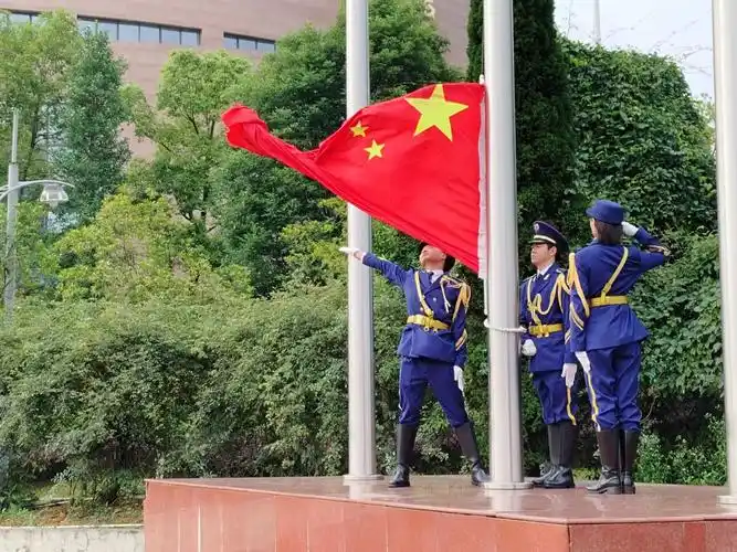 红旗迎风扬,胸怀爱国情 ——美术与设计学院升旗仪式圆满进行