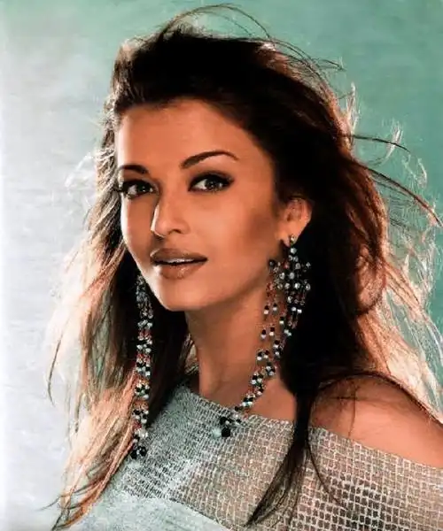 艾西瓦娅出生于1973年,家族属于雅利安血统,婆罗门种姓,这在种姓制度