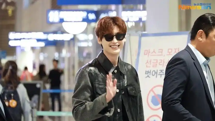 李钟硕机场视频