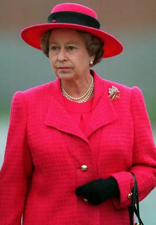 22次英女王的大胆装束,让她看起来比周围人都更明亮_伊丽莎白_陛下