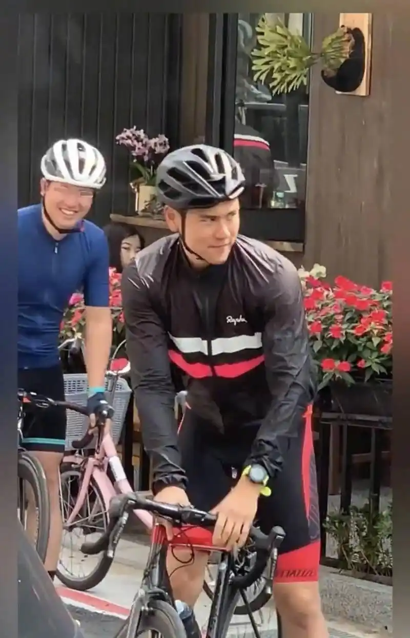 原创彭于晏街头骑车肌肉抢镜,曾为电影暴瘦32斤,现在男神又壮回来了