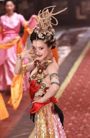 《封神英雄》开播 李依晓版妲己性感起舞(图)