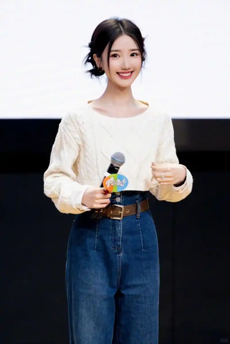 毛晓彤问心剧组穿搭曝光高腰牛仔裤引发潮流热潮  毛晓彤在《问心》