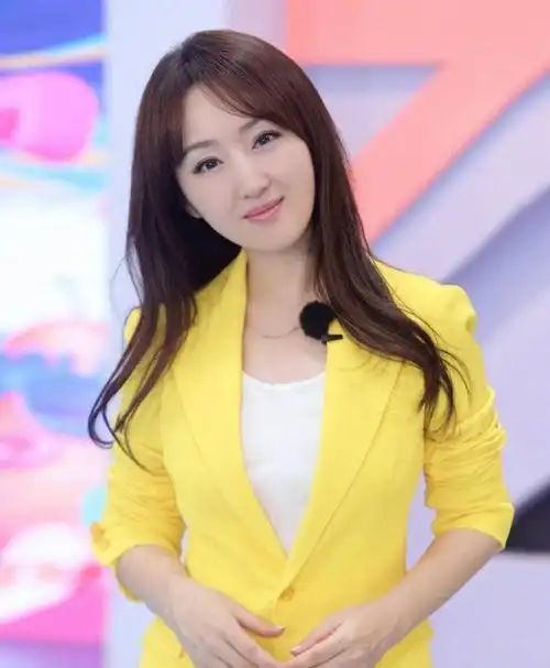 杨钰莹真的很养眼身上完全看不到岁月痕迹51岁仍然很甜美