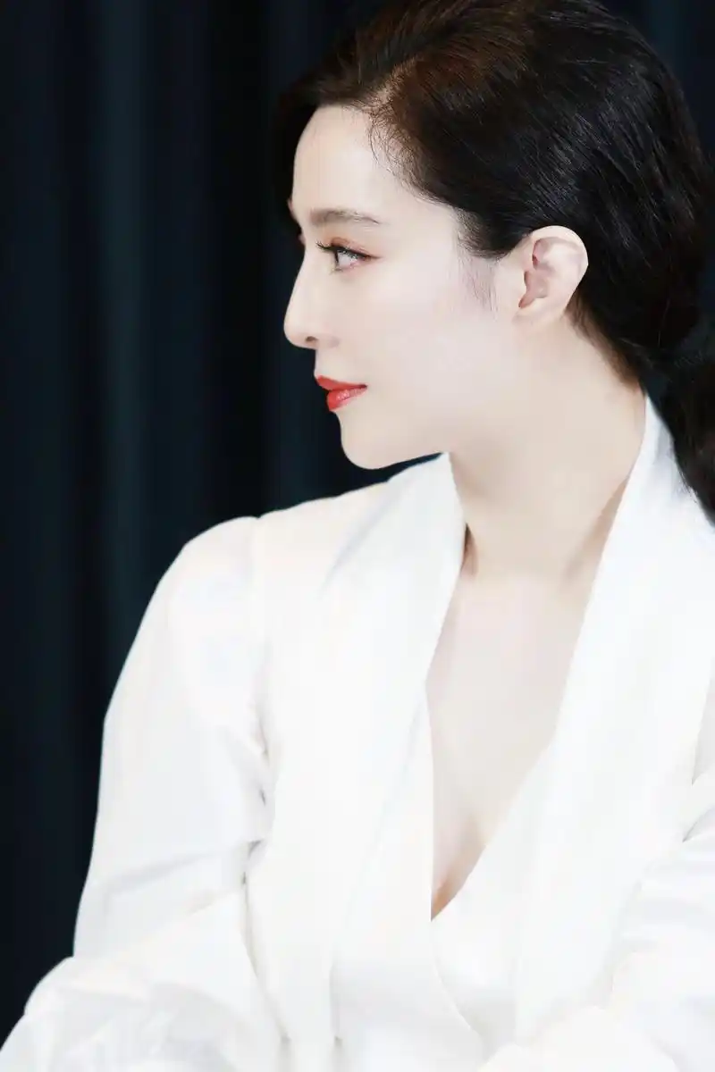 2019年11月4日,时尚女王范冰冰现身好友卜柯文个人品牌christopherbu