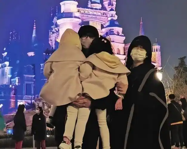 张杰首次公开一家五口合照演唱会上过父亲节场面浪漫又温馨