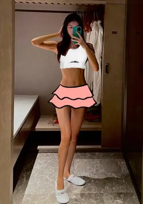 超模何穗穿内衣拍照!小麦色肌肤野性十足,腰间腹肌明显线条十足