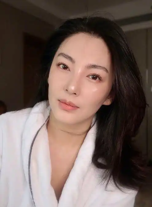 张雨绮的化妆师晒出她的素颜照,点开后发现,这也算素颜吗?