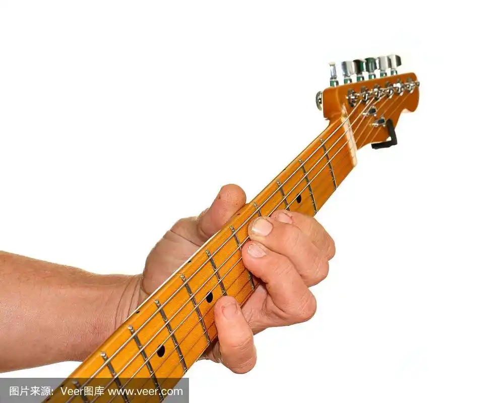 一个吉他手指法和弦对白色背景的特写